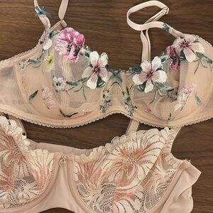 NWOT x 4… balconnette style underwire, and not padded. ￼